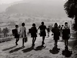 Écoliers sur la route de Wangenbourg Alsace (Doisneau)